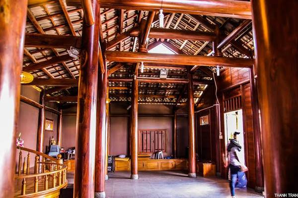 Nội thất hoài cổ bên trong Quán Chiếu Đường Linh Quy Pháp Ấn