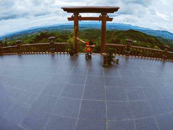 Gọi là "Cổng trời" quả thật không ngoa đâu, vì trước mắt là cả vùng trời bình yên rồi, có cả núi non hùng vĩ, lãng đãng mây bay.