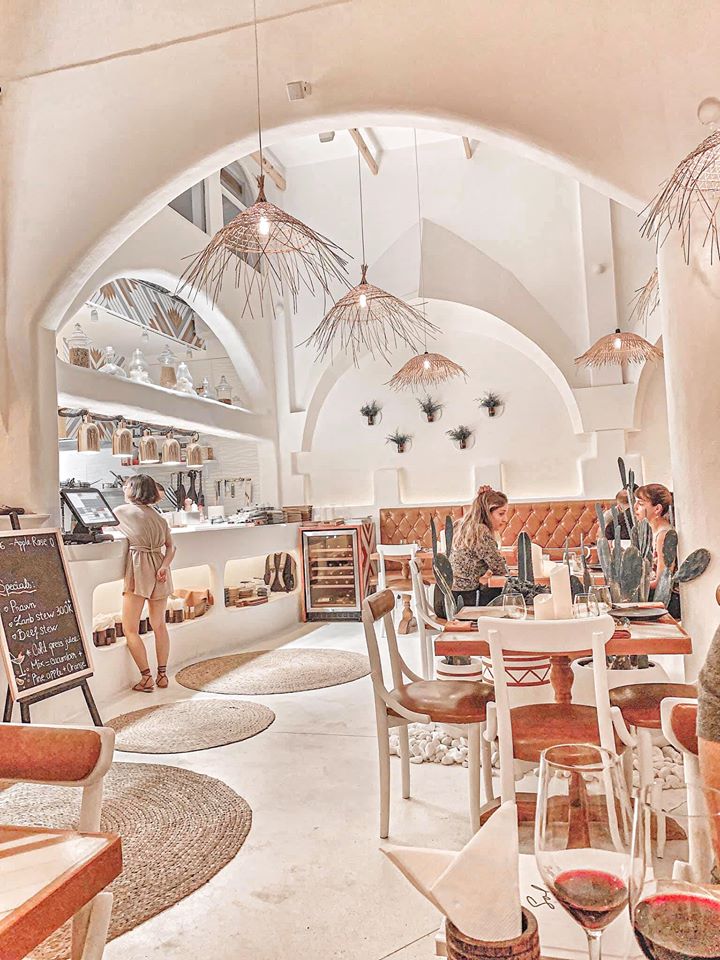 Không gian Santorini tại Sol Kitchen & Bar Sài Gòn