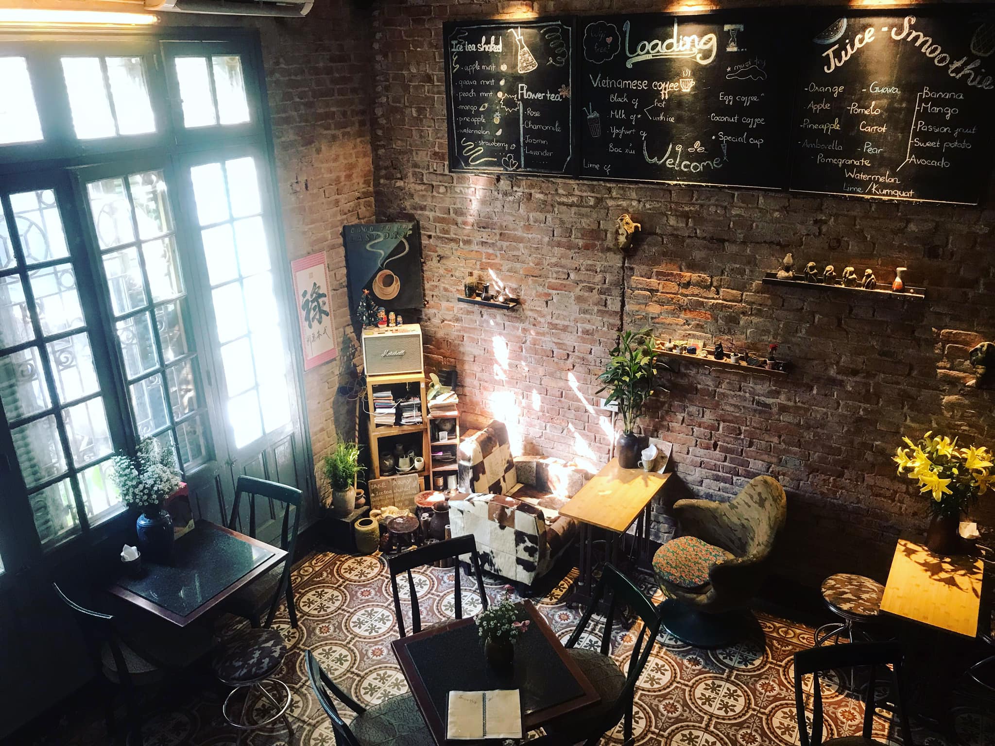 Không gian ấm cúng bên trong quán. Ảnh: Loading T café