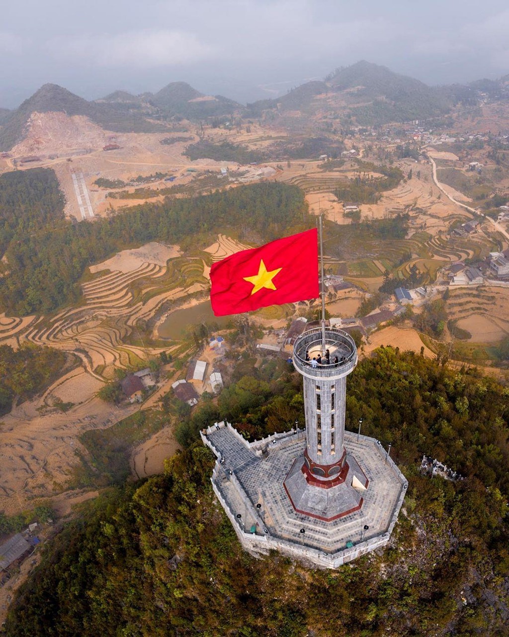 Lá cờ Lũng Cú trong tour du lịch Hà Giang Sa Pa