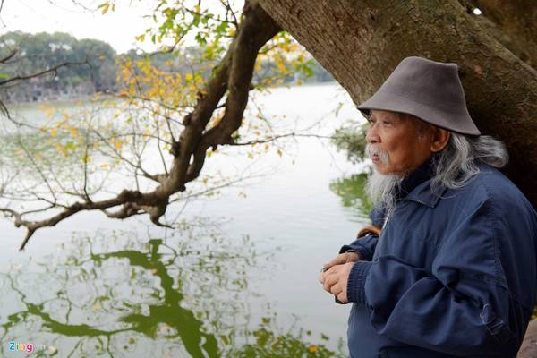 Nghệ sĩ nhiếp ảnh Quang Phùng chụp ảnh mùa lộc vừng thay lá bên Hồ Gươm