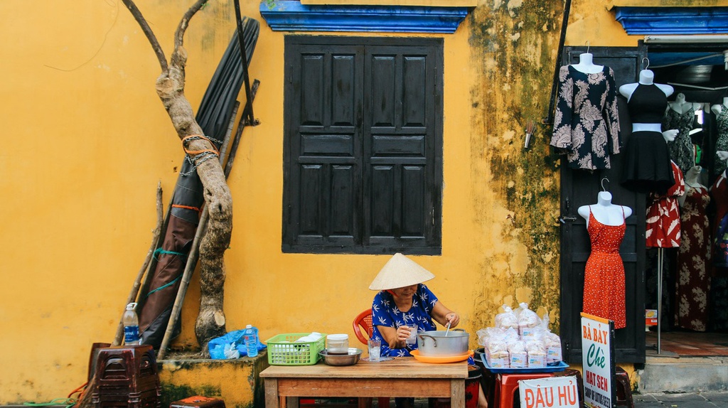 Phố cổ Hội An từng là trung tâm giao thương lớn ở Đông Nam Á từ thế kỷ 15-19. Vào khoảng thời gian này, Hội An thu hút nhiều thương nhân nước ngoài. Trong suốt nhiều thập kỷ sau, việc giao thương đã không còn được duy trì như ban đầu. Thương mại suy giảm nhưng bù lại Du lịch đã lên ngôi. Nhờ đó, chính quyền đã có nhiều chính sách để bảo tồn những giá trị văn hóa, kiến trúc, khiến Hội An như "ngưng đọng" trước biến chuyển của thời gian. Ảnh: Vu Pham Van/Culture Trip.