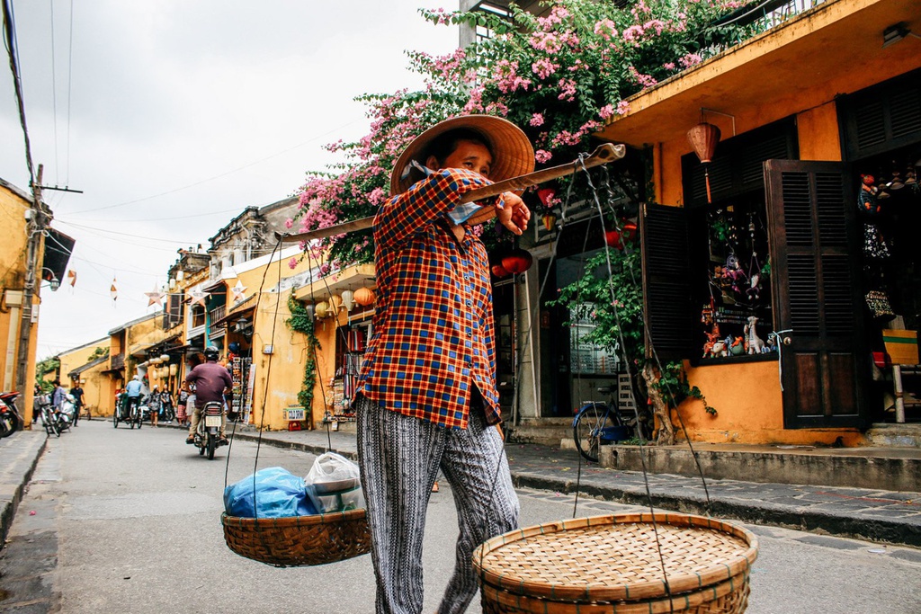 Đến nay, Hội An vẫn còn giữ được gần 1.000 nhà cổ và 844 căn trong số này được đưa vào danh sách Di sản Thế giới của UNESCO. Cùng với những giá trị kiến trúc, văn hóa xưa cũ, các bức tường mang màu thời gian đang khiến ngày càng nhiều du khách "trót yêu" nơi này. Ảnh: Vu Pham Van/Culture Trip.