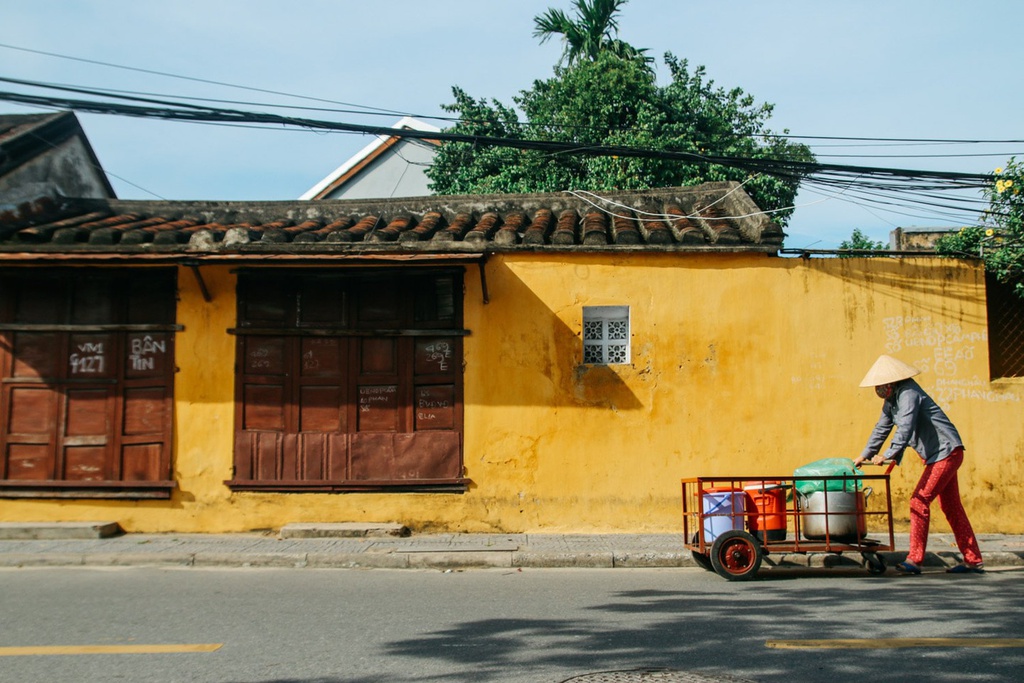 Nguyên nhân thiết thực nhất được đưa ra là màu vàng hấp thụ nhiệt ít, giúp tránh nóng trong những tháng hè. Tại đất nước nhiệt đới ẩm ướt như Việt Nam, rêu thường xuyên xuất hiện khiến các kiến trúc bị mất mỹ quan. Tuy nhiên, xanh và vàng lại có sự ăn ý kỳ lạ. Cũng vì thế, du khách cứ luôn mãi nhớ thương hình ảnh những bức tường rêu phong cũ kỹ ở Hội An. Ảnh: Vu Pham Van/Culture Trip.