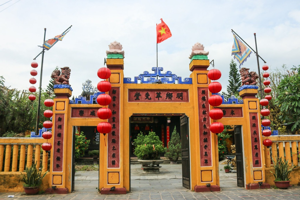 Một số ý kiến cho rằng màu tường của Hội An là vàng thổ, thường được dùng trong những kiến trúc cổ xưa. Trong phong thủy, màu này thường gợi đến tài lộc, giúp tinh thần phấn chấn. Đây cũng là gam màu trầm, gần với màu của đất. Do đó, những bức tường này mang ý nghĩa trường tồn, tượng trưng cho màu thời gian. Ảnh: Vu Pham Van/Culture Trip.