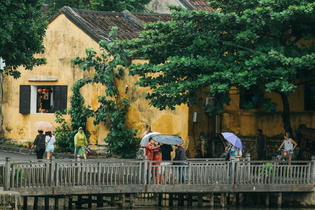 Hội An không đơn giản là một thành phố vàng. Trong mắt Rehahn, Hội An giống như một bữa tiệc màu sắc thay đổi từ ngày qua đêm. "Ban ngày, ánh nắng phản chiếu trên những căn nhà vàng chanh. Đêm tới, những chiếc đèn lồng du khách thả xuống lại đem tới ánh sáng lung linh trên sông. Màu vàng lúc này có phần êm dịu và mềm mại hơn. Ánh sáng và tông màu của thành phố này thay đổi chẳng ngừng nghỉ. Tôi thường chụp cùng một hậu cảnh vào các thời điểm khác nhau để thấy rõ sự thay đổi trong cảm xúc", anh nói. Ảnh: Vu Pham Van/Culture Trip.