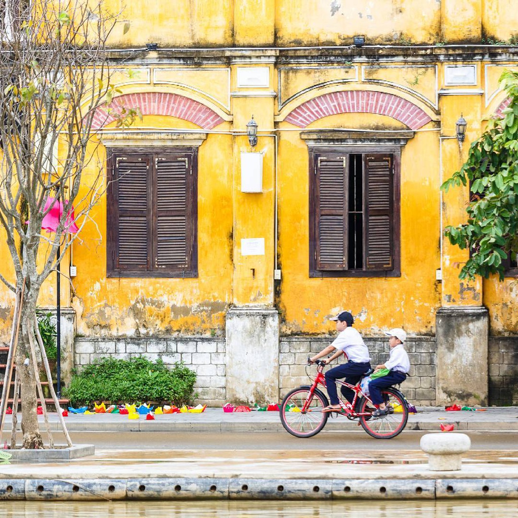Với những nhiếp ảnh gia như Rehahn, màu vàng của bức tường khiến mọi góc máy đều trở nên hợp lý. Đôi khi, bạn có thể bắt gặp hình ảnh cô nữ sinh mặc váy trắng ngang qua bức tường vàng cũ kỹ. Vào ngày mưa, hình ảnh người phụ nữ mặc áo mưa cũng tạo nên sự pha trộn màu sắc ấn tượng với bức tường vàng. Ảnh: WTjournal.