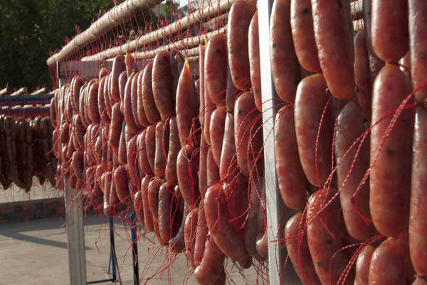 Lạp xưởng tươi Long An căng tròn, mập mạp nhìn rất ngon mắt - Ảnh: Trân Duy