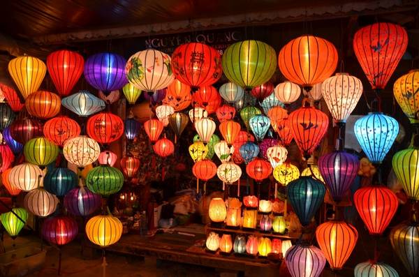 Lồng đèn Hội An rực rỡ nhiều màu sắc