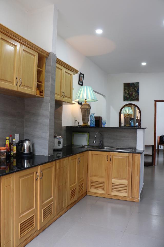 Bàn ăn gia đình ấm cúng tại homestay đảo Bình Hưng