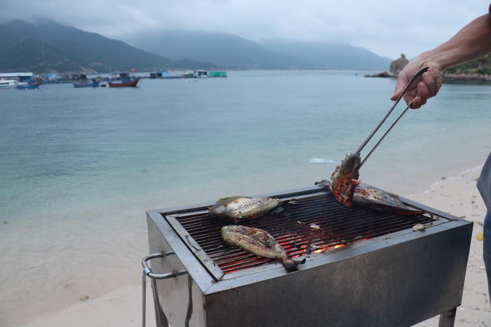 Bãi biển hoang sơ ngay trước homestay đảo Bình Hưng