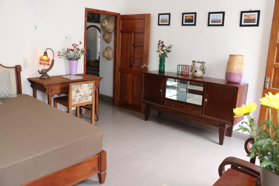 Không gian bếp đầy đủ dụng cụ nấu nướng tại homestay