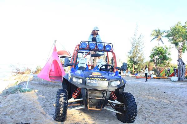 Không lãng mạn kiểu như Coco Beach, tuy nhiên khi tới đây bạn sẽ được tận hưởng nhiều trò chơi tốc độ và cảm giác mạnh như : Chơi jetski, cano ngắm mũi Kê Gà, lặn ngắm san hô, bắt nhum, dịch vụ xe UTV tự lái. Ảnh: FB Vũ Thanh Phương