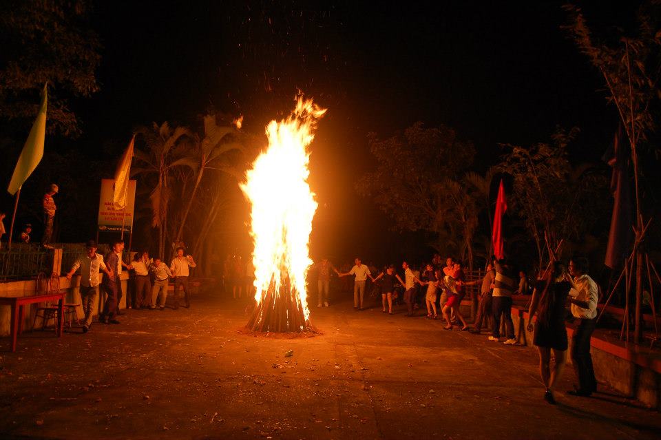 Quây quần bên lửa trại