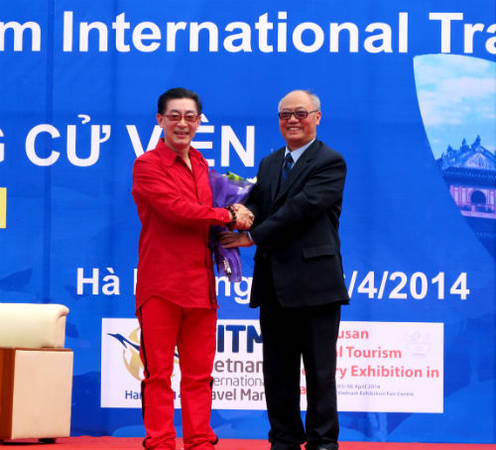 Đại diện Hiệp hội Du lịch Việt Nam đón tiếp Lục Tiểu Linh Đồng