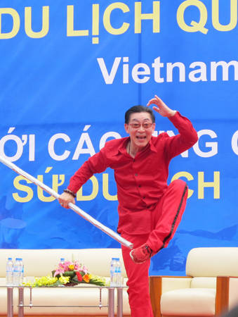 Nghệ sĩ Lục Tiểu Linh Đồng tại hội chợ du lịch Hà Nội