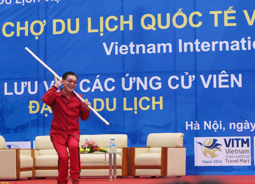Nghệ sĩ Trung Quốc Lục Tiểu Linh Đồng chụp ảnh lưu niệm cùng khán giả Việt Nam