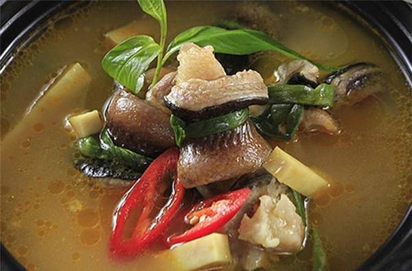 Lươn um lá nhàu béo ngậy chuẩn vị miền Tây