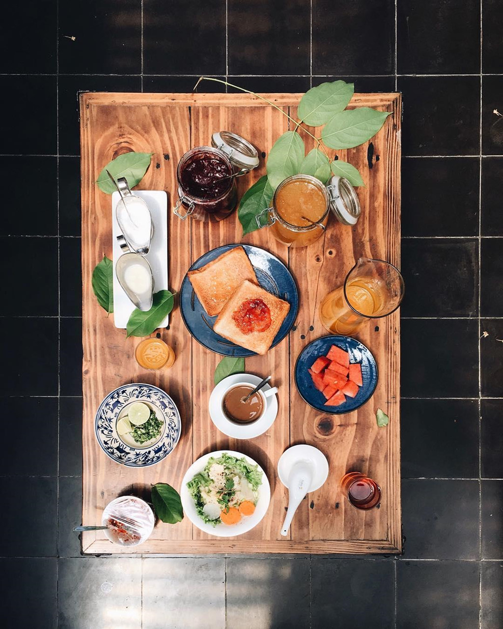 Không gian mở phía trên là chốn thư giãn được nhiều thực khách yêu thích. Đến đây, bạn có thể thưởng thức đồ uống ngon và nhiều món ăn Việt hấp dẫn. Hostel có vị trí thuận lợi, gần chợ Bến Thành, Bến Nhà Rồng và các khu vui chơi trải trí nổi tiếng ở TP.HCM. Giá: 500.000-700.000 đồng/đêm. Ảnh: Sigoong.hostel.