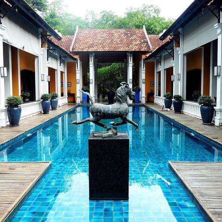 Hồ bơi và không gian nghỉ dưỡng tại La Maison De Campagne