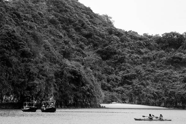 Chèo kayak khám phá Vịnh Hạ Long mùa đông