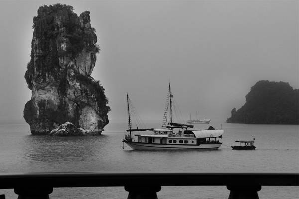 Vừa ngâm mình trong bồn tắm, đung đưa đôi chân và phóng tầm mắt ra ngoài cửa sổ, chiêm ngưỡng những núi đá vôi hùng vĩ.