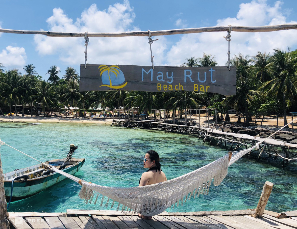Du lịch Hòn Thơm, bạn có thể sử dụng các dịch vụ đưa đón, khu để đồ tắm, xích đu, áo phao, ghế ngồi trên biển… hoặc kết hợp đi cano trải nghiệm tour 4 đảo bắt đầu từ Bãi Trào.   Tour 4 đảo là hiện là tour trong ngày được nhiều người yêu thích nhất khi du lịch Phú Quốc. Chỉ từ 800.000 đồng, trong một ngày du khách sẽ được tham quan, tắm biển, lặn ngắm sau hô ở Mây Rút Trong, Mây Rút Ngoài, Gầm Ghì và Hòn Móng Tay. Ảnh: Bích Ngọc.