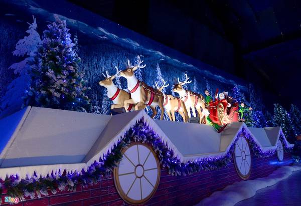 Mô hình tuần lộc kéo xe ông già Noel tại ngôi làng tuyết Sài Gòn