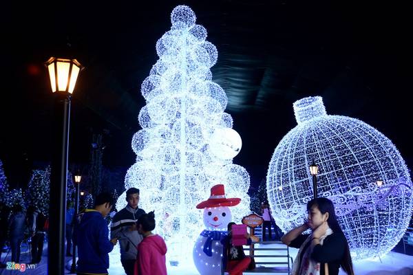 Quả cầu trang trí tại trung tâm ngôi làng tuyết Sài Gòn
