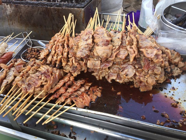 Thịt lợn xiên nướng ăn vặt Hua Hin Thịt lợn xiên nướng ăn vặt Hua Hin