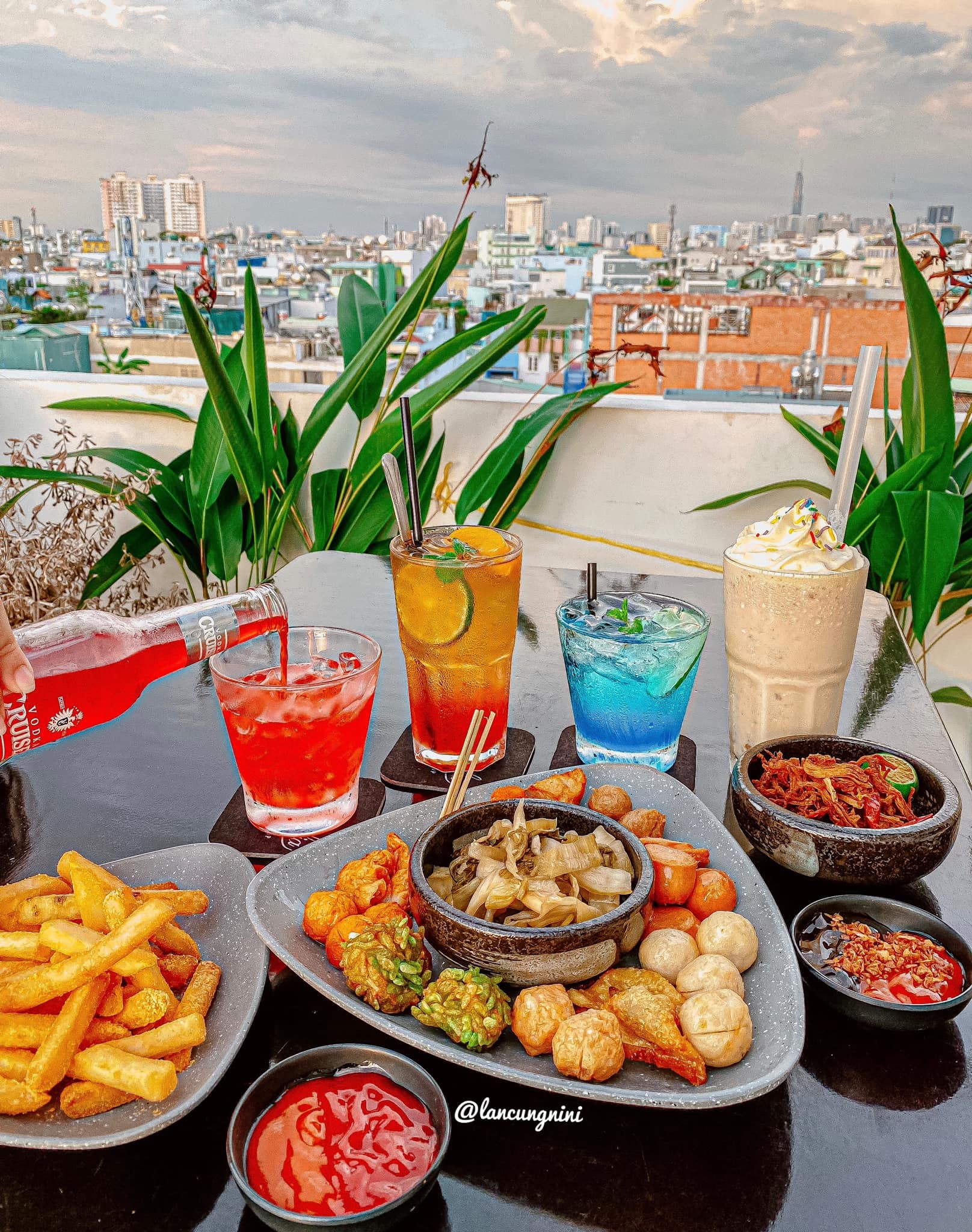 Không gian thoáng mát quán rooftop Sài Gòn Magnolia