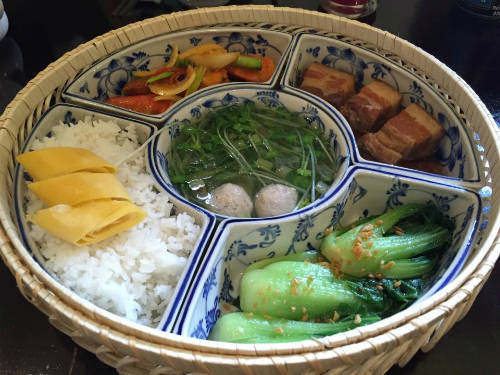 Mâm cơm Sài Gòn đậm sắc với cải thìa, thịt kho, tôm sú, canh rau thịt, trứng chiên