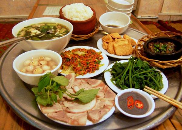 Mâm cơm Việt Nam đặc sản khi du lịch Đà Nẵng 1 ngày