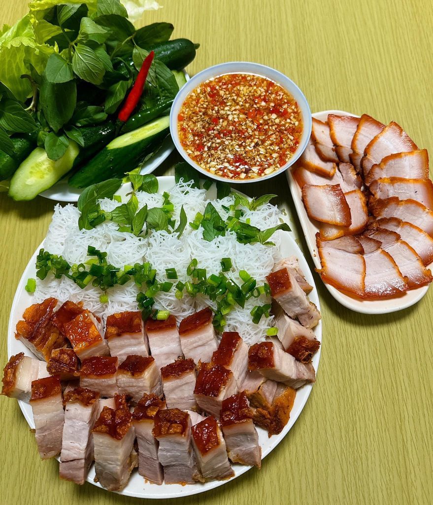 Bánh hỏi heo quay trong mâm giỗ miền Tây