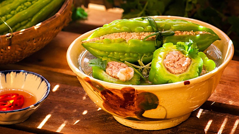 Canh khổ qua nhồi thịt trong mâm giỗ miền Tây