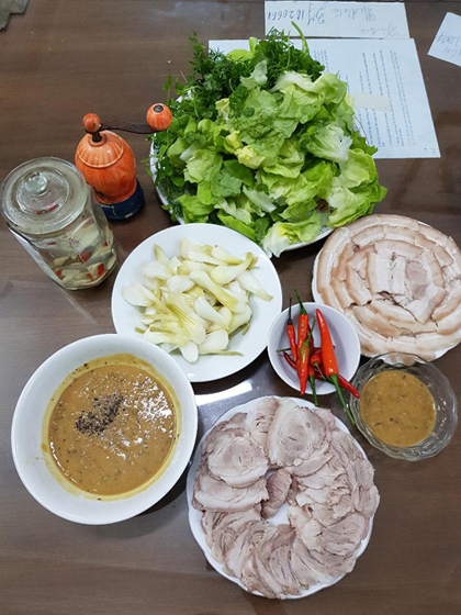 Mắm rươi ngon phải có màu vàng mật, đặc sánh.