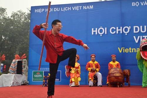 Nghệ sĩ Lục Tiểu Linh Đồng múa gậy Như Ý tại Hà Nội