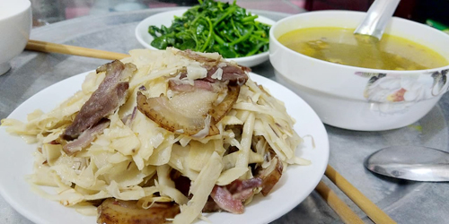 Mâm cơm măng đắng Mẫu Sơn xào thịt lợn hun khói