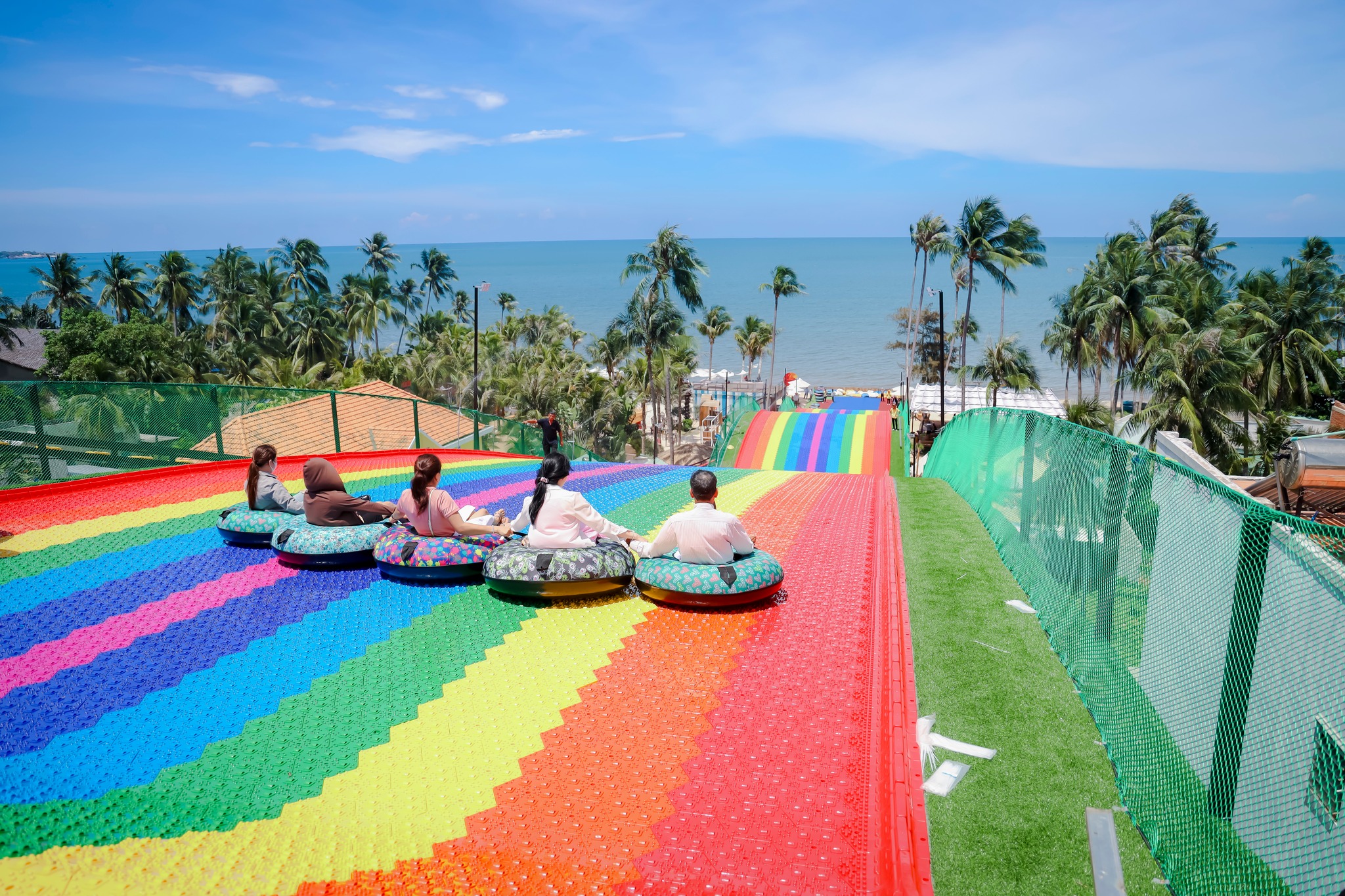Đến Mango Beach trải nghiệm đường trượt phao khô view biển đầu tiên ở Bình Thuận