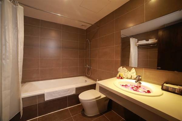 Phòng tắm sạch sẽ ngăn nắp tại Maple Leaf Hotel