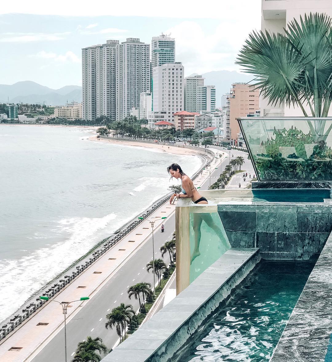 Du khách check-in tại khách sạn Nha Trang Boton Blue