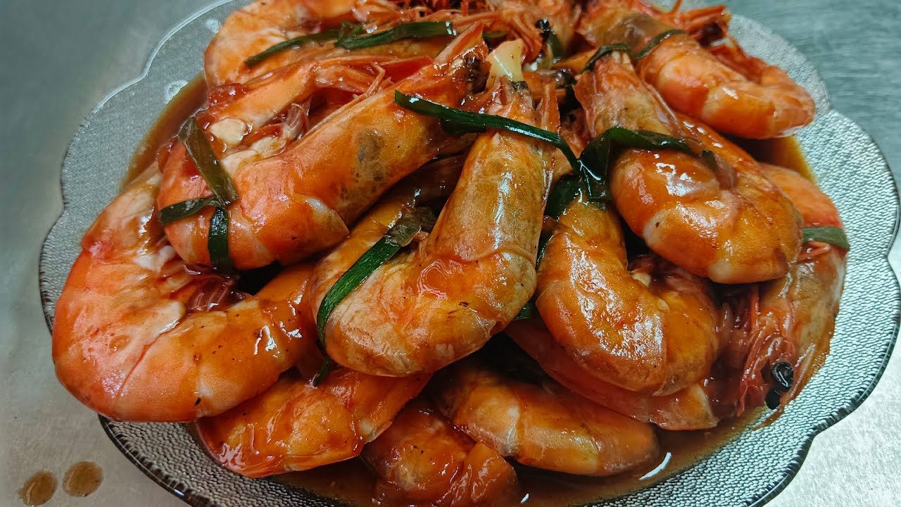 Sơ chế tỏi hành cho món tôm rang nước mắm