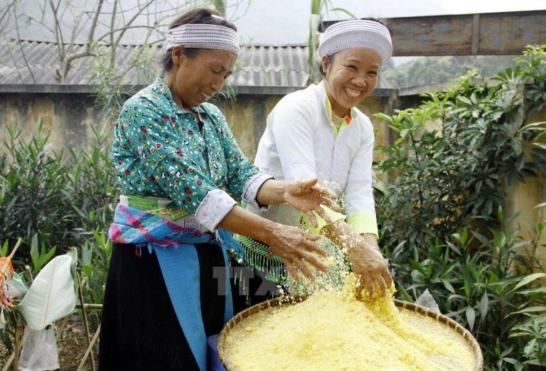 Người dân đang chế biến mèn mén
