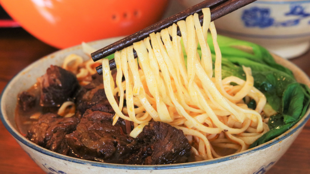 Sợi mì to màu vàng nhạt ăn dai mềm không bị bở