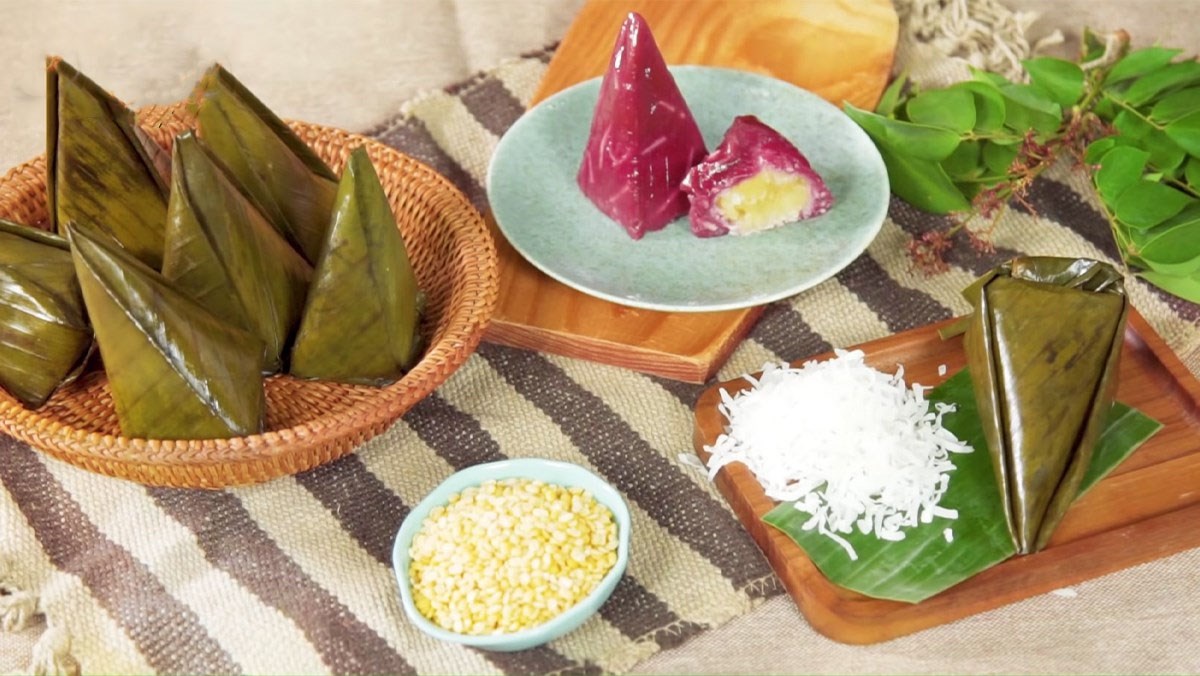 Bánh nếp lá cẩm - món bánh miền Tây màu tím bắt mắt