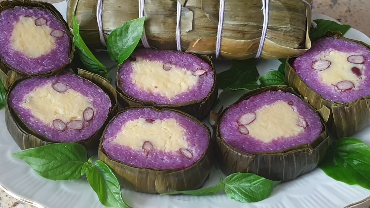 Bánh tét lá cẩm - món bánh miền Tây màu tím tự nhiên