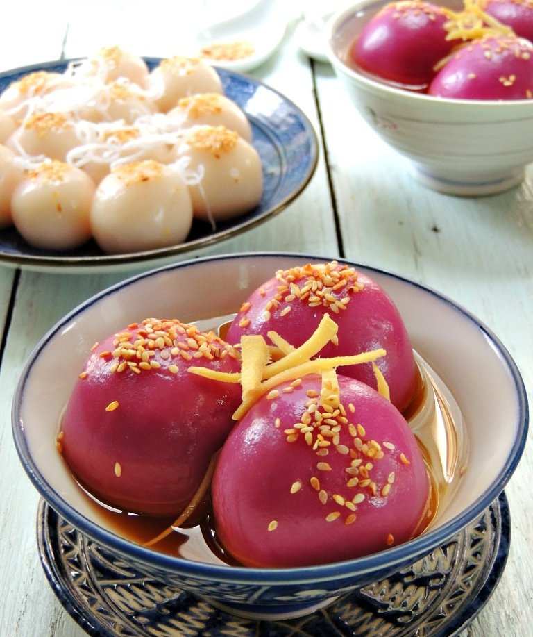 Bánh trôi nếp lá cẩm ăn kèm nước cốt dừa