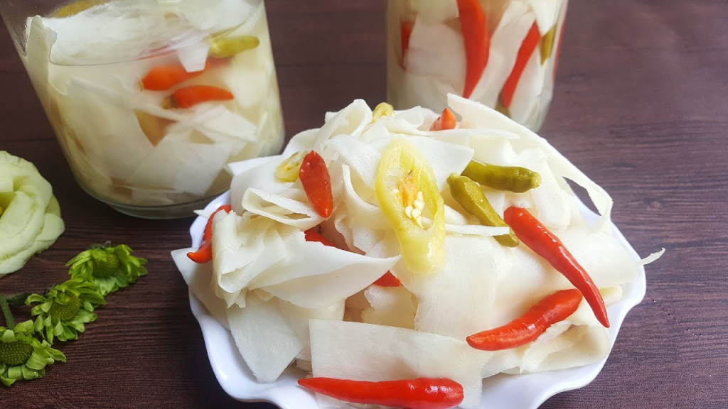 Măng chua ngâm muối