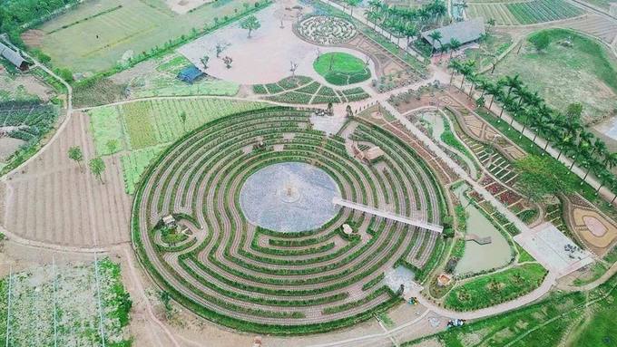 Mê cung hồng lộc được cho là lớn nhất Việt Nam, nằm ven đê sông Hồng, thuộc Long Biên, Hà Nội. Bán kính của đường tròn lớn nhất trong mê cung là 42,8 m.